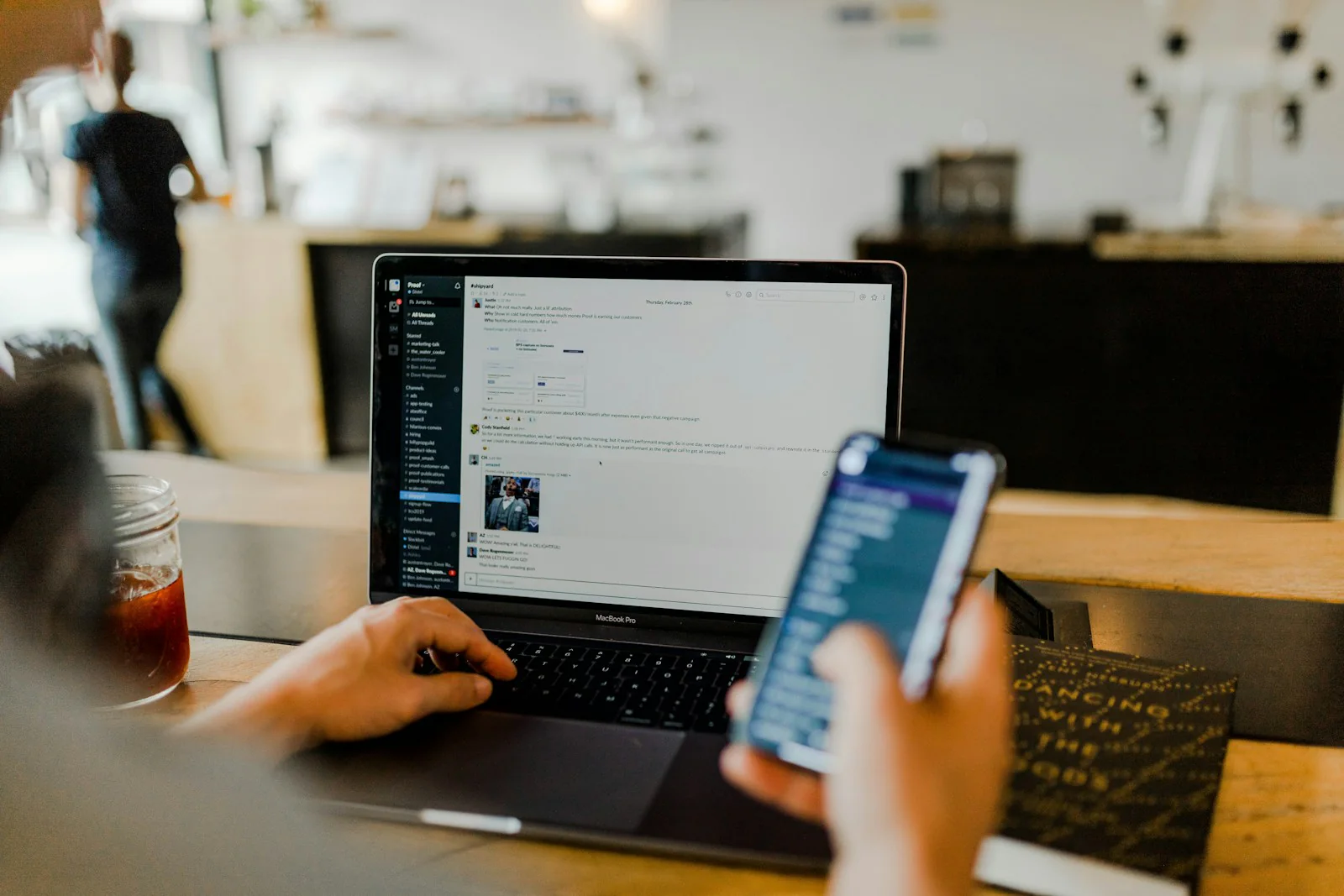 Orang menggunakan perangkat digital untuk melihat bisnis 2