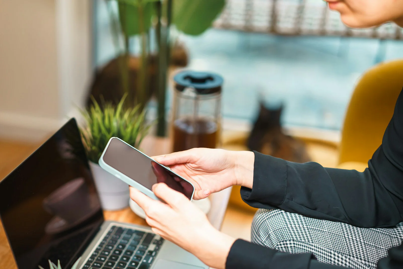 Orang menggunakan perangkat digital untuk melihat bisnis 1